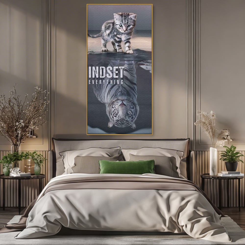 Tablou canvas cu tablou canvas cu pisoi si reflexie de tigru, in rama de aluminiu auriu, pe perete intr-un dormitor